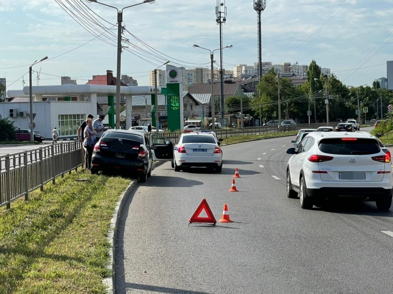 «Ниссан» врезался в забор на разделительной полосе в Воронеже, водитель погиб