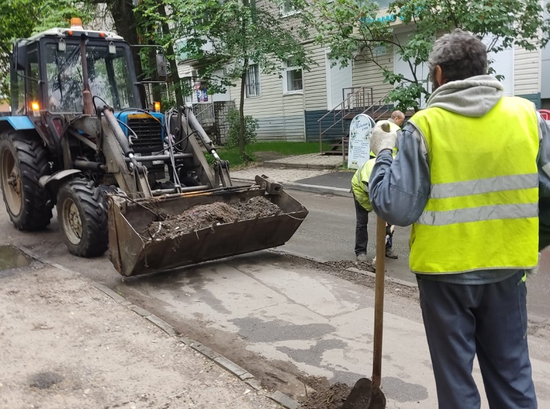 В Железнодорожном районе продолжаются работы по благоустройству после ливня