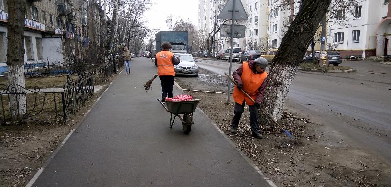 В Коминтерновском районе Воронежа: продолжается уборка дворов и улично-дорожной сети