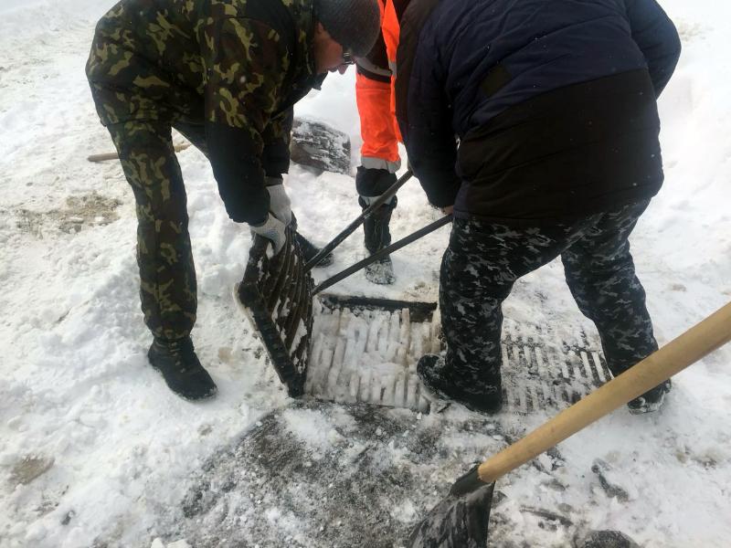 Прочищают ливнеприемные колодца: в Ленинском районе Воронежа предотвращают подтопления