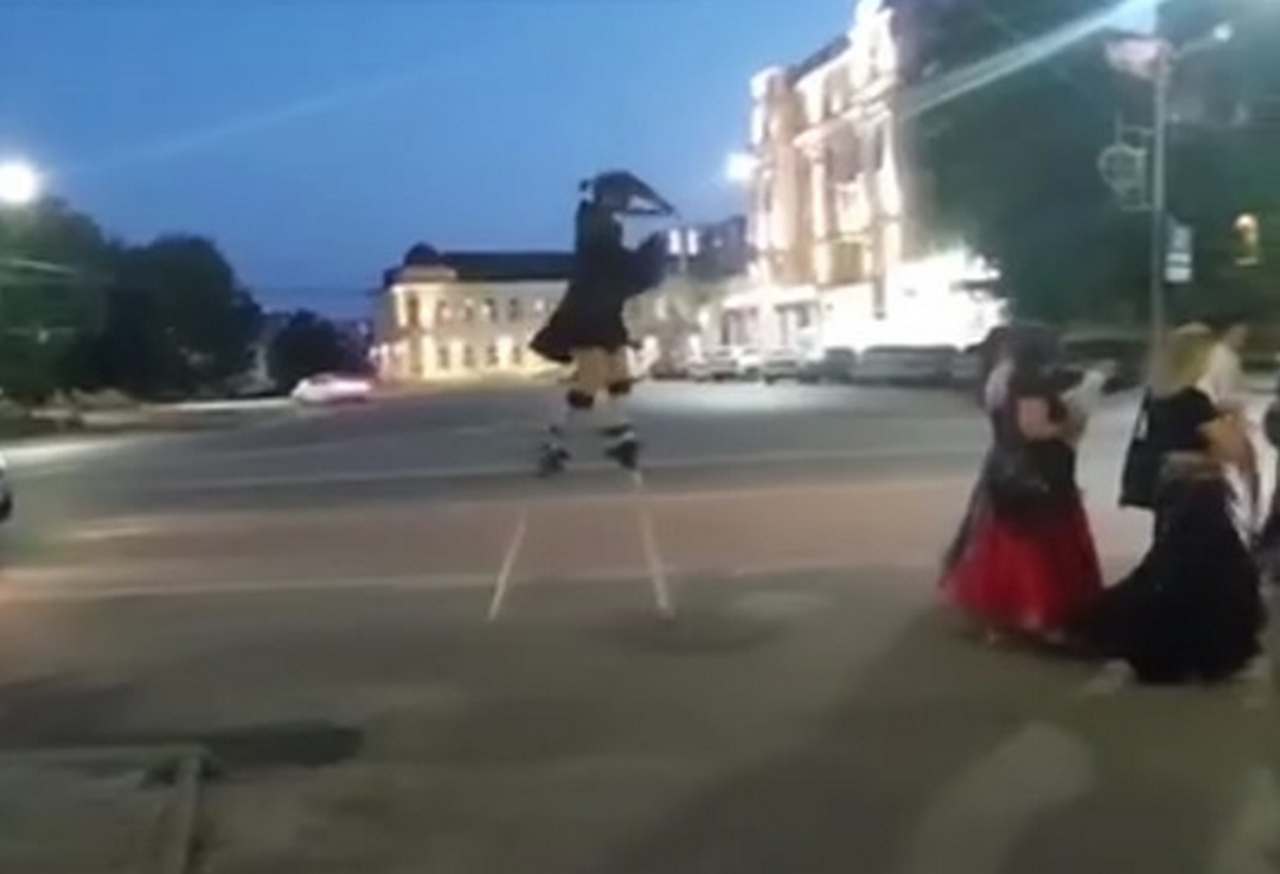 На улицах Воронежа сняли на видео необычную процессию с повозкой и ходулями