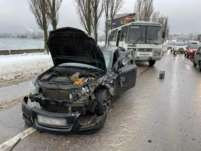 В массовой аварии с пассажирским автобусом пострадала 23-летняя жительница Воронежа