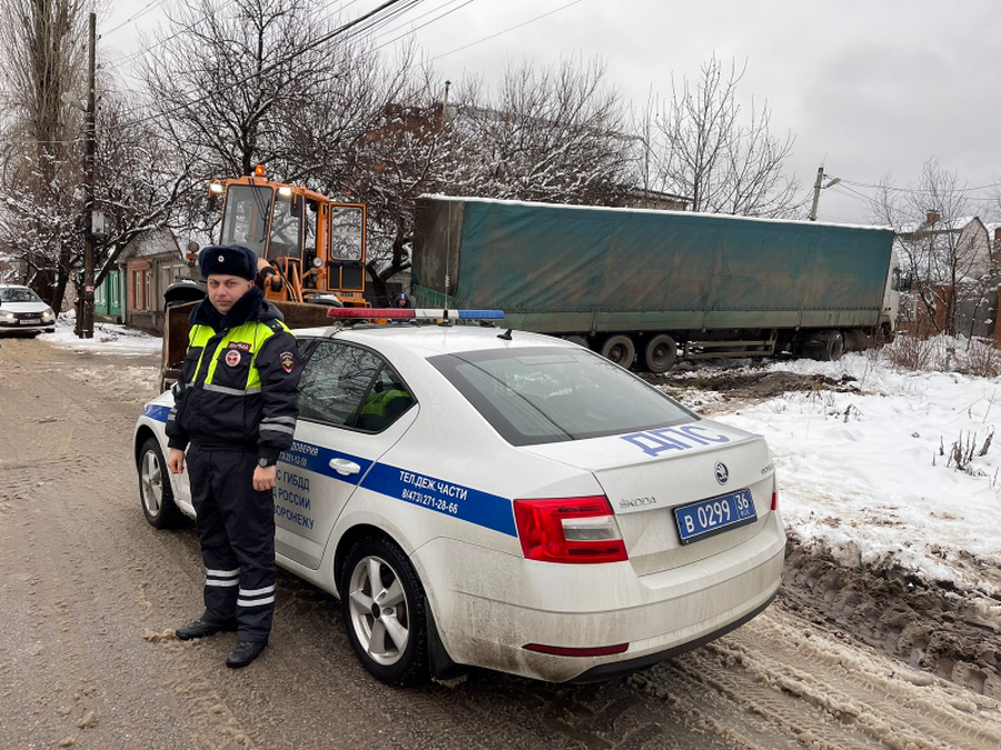 В Воронеже водителю большегруза, застрявшего в частном секторе, помогли полицейские