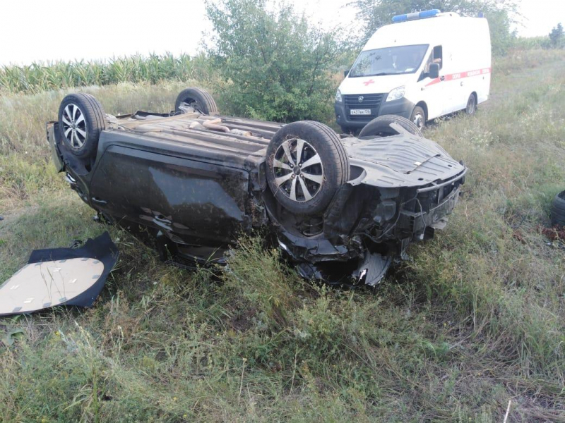 Пассажир погиб, водитель - в больнице: «Хендэ» съехал в кювет и опрокинулся в Воронежской области