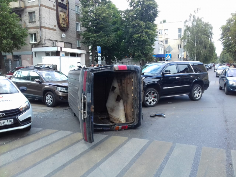 В центре Воронежа столкнулись три автомобиля; есть раненые