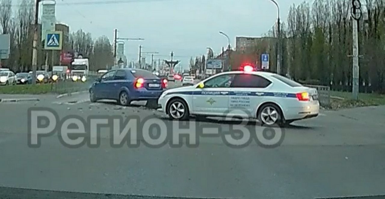 Видеорегистратор запечатлел момент аварии с патрульной машиной ГИБДД в Воронеже