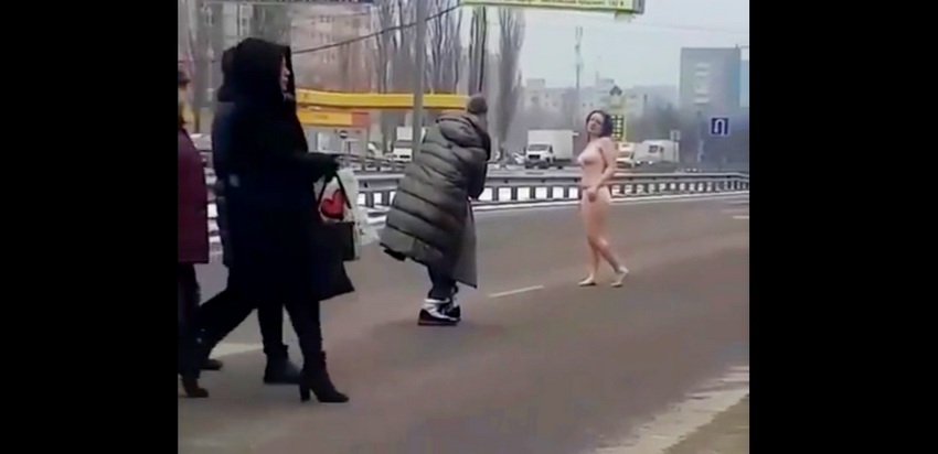 Обнаженную фотосессию на проезжей части устроила бесстыжая девушка в Воронеже (ВИДЕО)