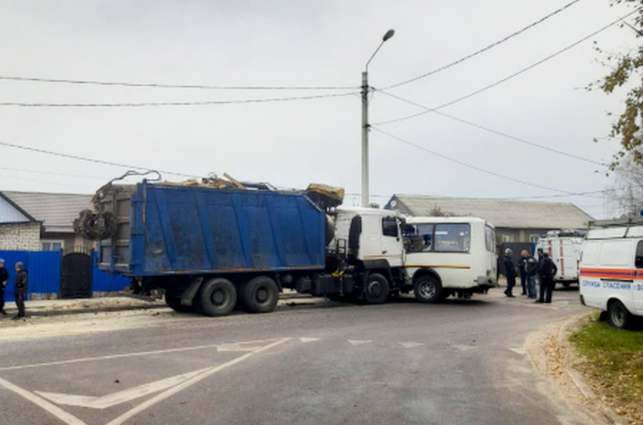 В Воронеже 3 человека пострадали в столкновении КамАЗа и маршрутного автобуса
