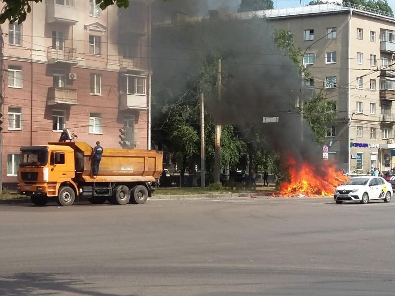 КамАЗ внезапно загорелся в центре Воронежа 