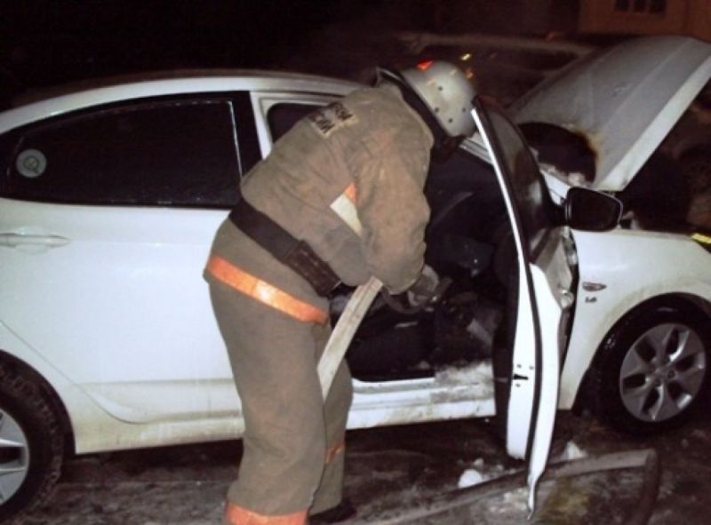В Воронеже загорелся припаркованный автомобиль