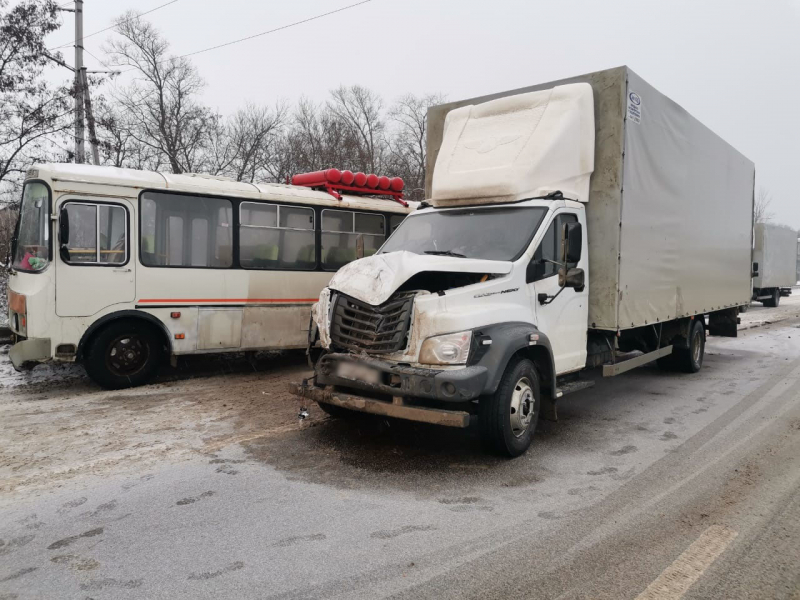 Грузовик врезался в автобус с 16 пассажирами на трассе под Воронежем