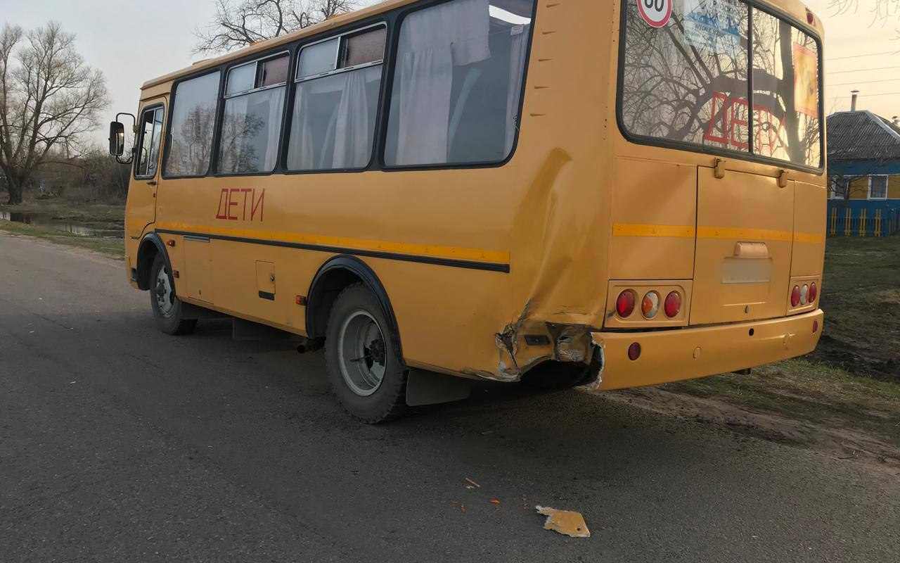 Автомобилист протаранил школьный автобус и сбежал в Воронежской области