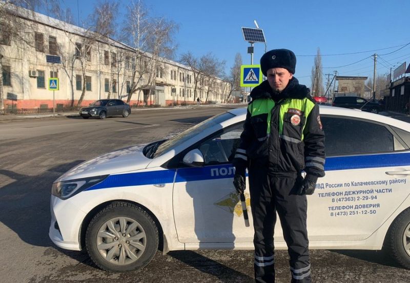 В Воронежской области сотрудники ДПС спасли женщину
