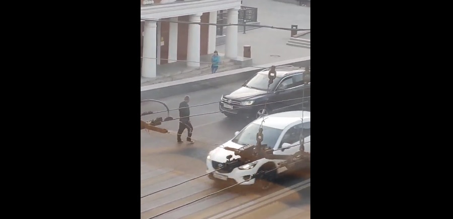 В Воронеже невменяемый мужчина кидался на машины и приставал к прохожим (ВИДЕО)