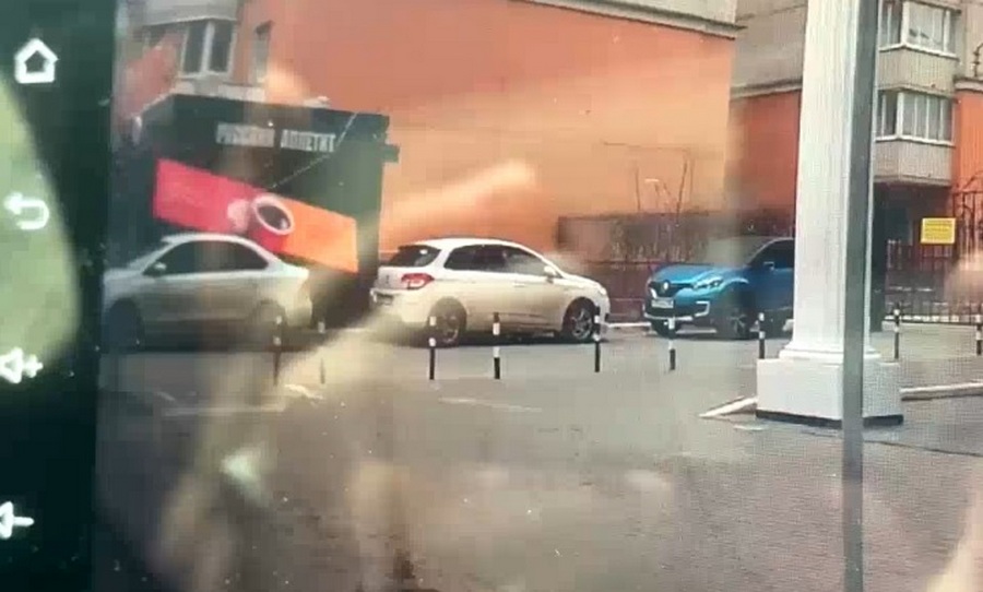 Рухнувшая вывеска «Русского аппетита» разбила машину в центре Воронежа