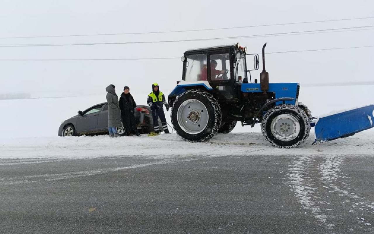 Под Воронежем госавтоинспекторы помогли выбраться из кювета автоледи с помощью трактора 