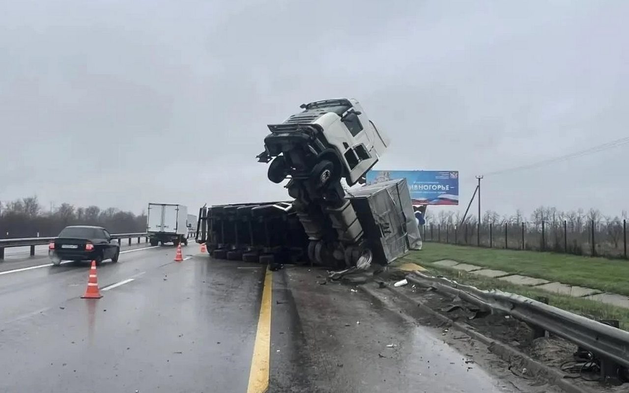 Грузовик встал на дыбы в ДТП на воронежской трассе Авто
