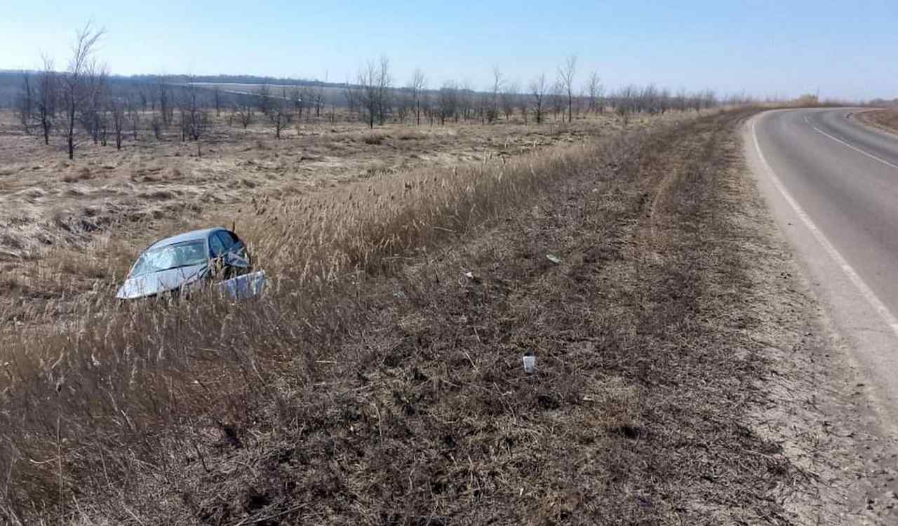 Водитель пострадал в вылетевшей в кювет иномарке в Воронежской области