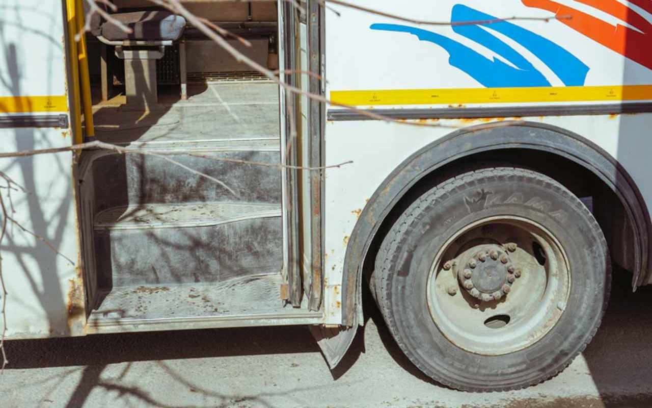 Пенсионерка выпала из маршрутного автобуса в Воронеже