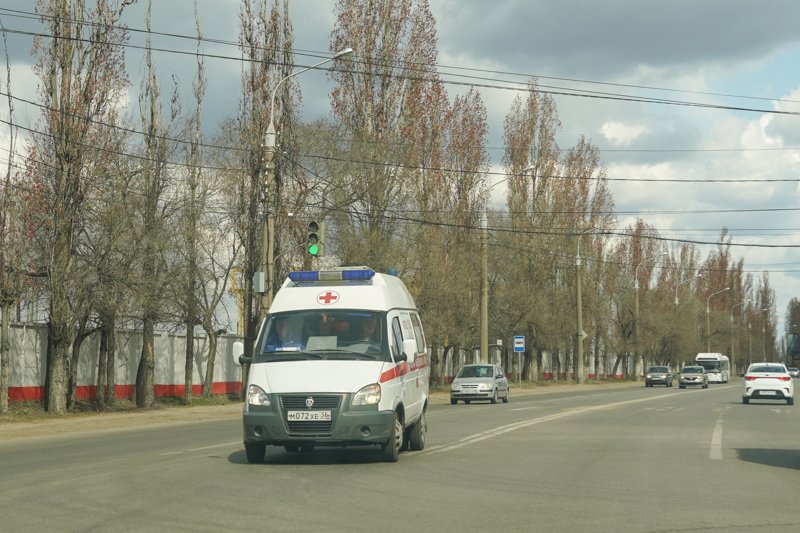 В Воронеже в перевернувшейся после ДТП «Ладе» пострадали 2 человека