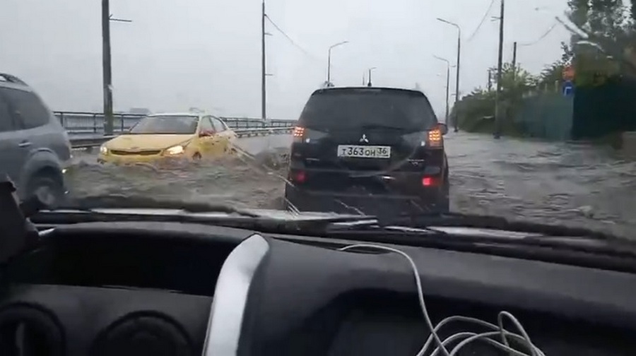 Из-за дождей  затопило улицы Воронежа