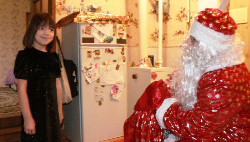 Полицейский Дед Мороз навестил с подарками маленьких жителей Ленинского района Воронежа