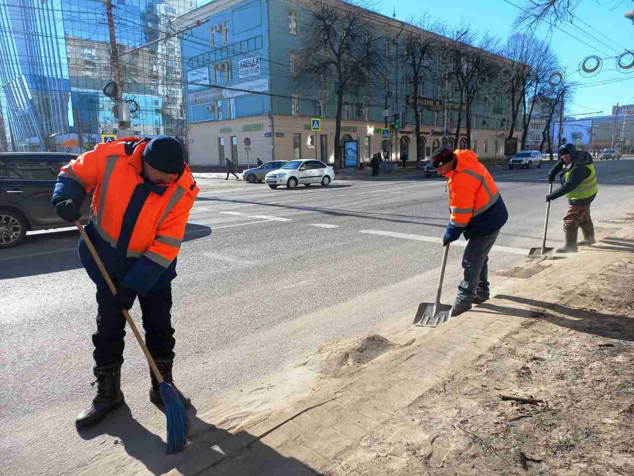 В Ленинском районе стартовали весенние работы по уборке городских магистралей