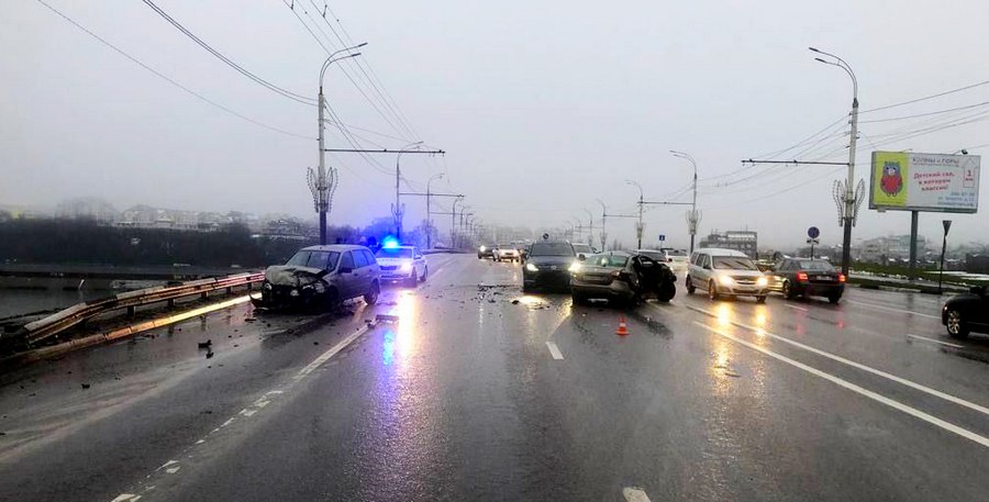 В Воронеже число пострадавших в ДТП на дамбе Чернавского моста увеличилось до четырех