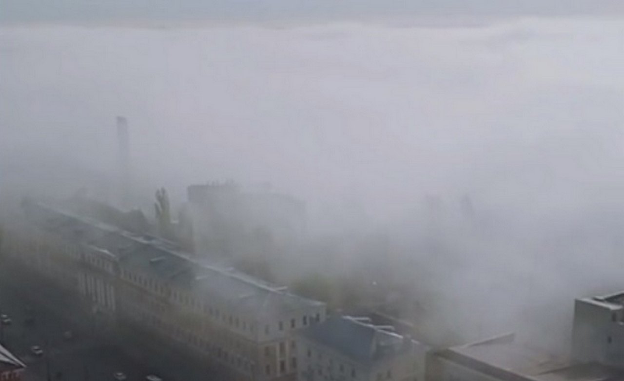 Фотографиями густого тумана над городом поделились воронежцы