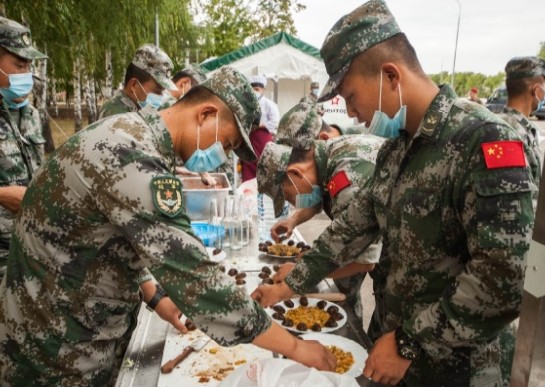 Сборная КНР на воинском конкурсе в Воронежской области угостила всех национальными блюдами