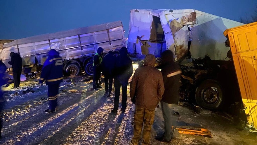 В Воронежской области в столкновении двух фур погиб водитель
