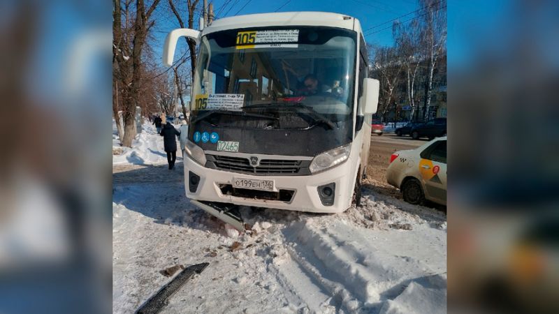 В Воронеже маршрутка в результате ДТП вылетела на обочину