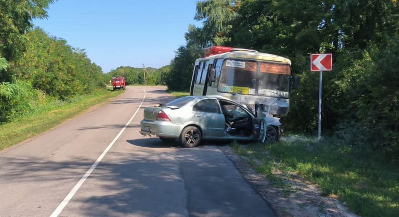 В ДТП с автобусом погиб 42-летний водитель и пострадали пассажиры в Воронежской области