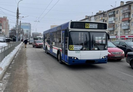 В Воронеже утром пассажирка выпала из дверей под колёса автобуса №90
