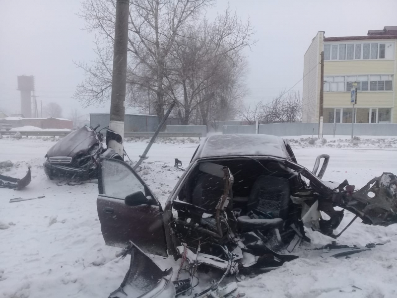 Автомобилист врезался в опору ЛЭП в Воронежской области и получил переломы