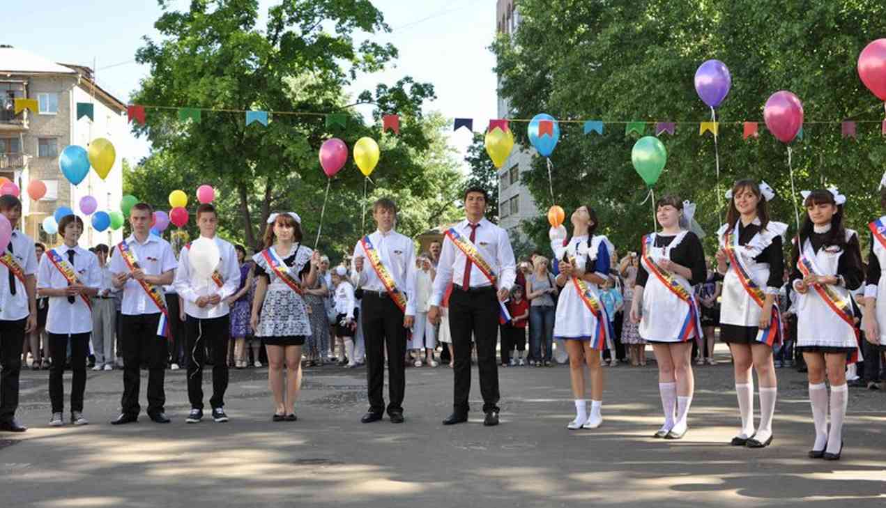 Воронежским школам рекомендовали не проводить выпускные линейки на улице