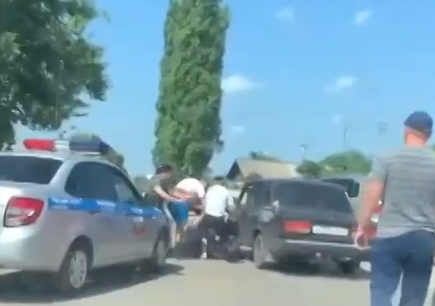 В соцсетях появилось видео нападения на сотрудников ГИБДД пьяной парочки в Воронежской области
