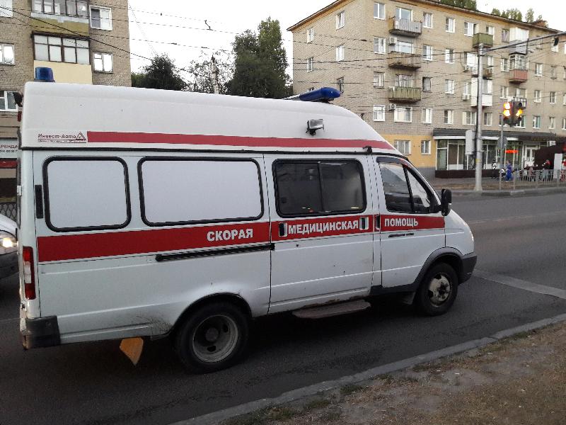 Сбившего пешехода на Челюскинцев в Воронеже водителя разыскивает полиция