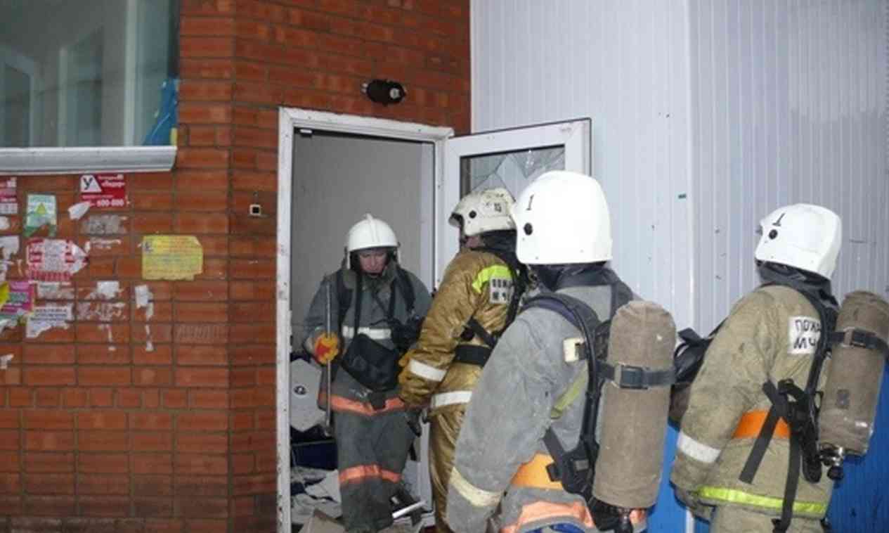 Из горящего 2-этажного дома 18 человек эвакуировали пожарные в Воронежской области