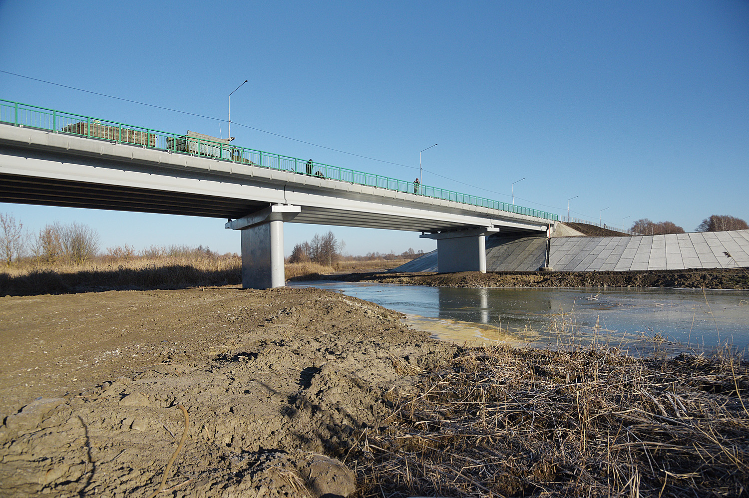 мост через реку угра