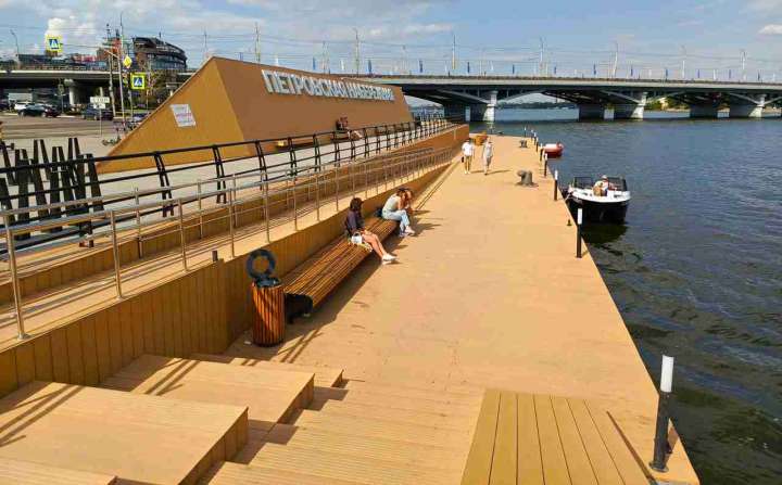 Мэрия Воронежа разбирается с проблемными подрядчиками на Петровской набережной