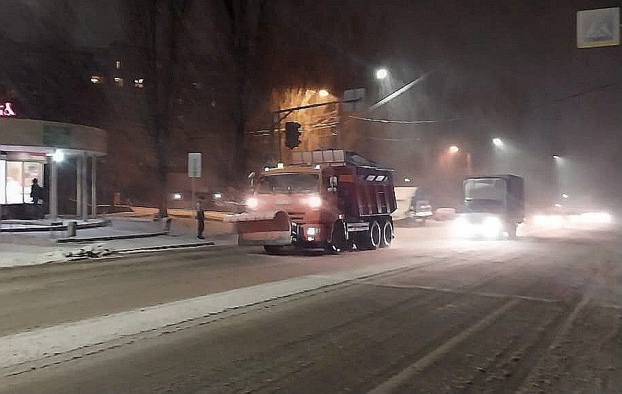 Из-за снегопада ночью улицы Воронежа коммунальная техника обрабатывает пескосмесью