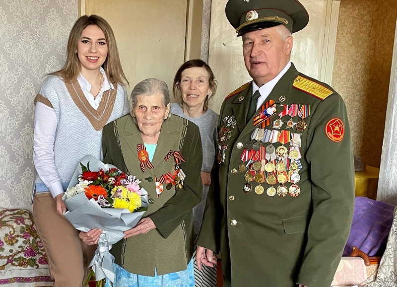 «Снайпер эфира»: в Коминтерновском районе поздравили с 99-летием участницу Великой Отечественной войны