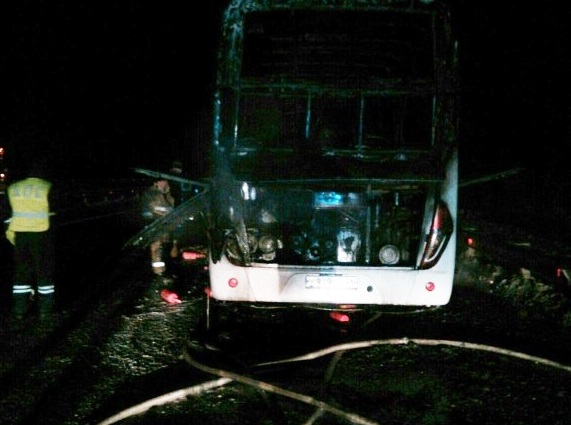 На воронежской трассе ночью горел микроавтобус Peugeot