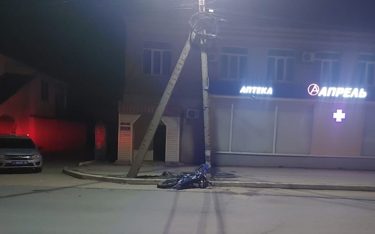 Юный мотоциклист с девушкой на заднем сиденье врезался в столб в Воронежской области