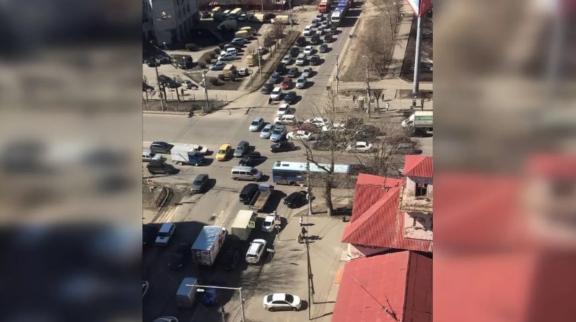 В Воронеже сломавшийся светофор парализовал движение на Московском проспекте
