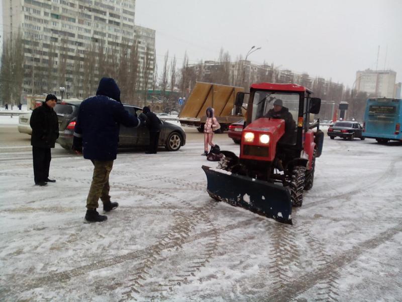 И днем, и ночью: в Коминтерновском районе Воронежа продолжается уборка снега