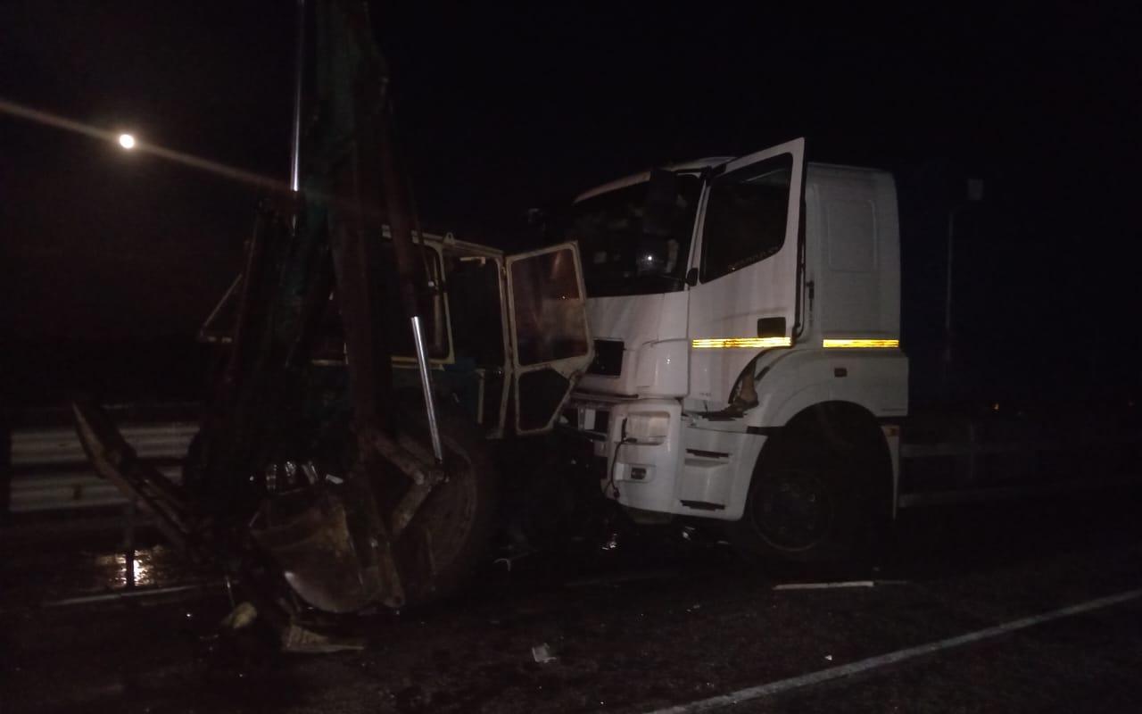 Трактор и две фуры столкнулись на мосту в Воронежской области
