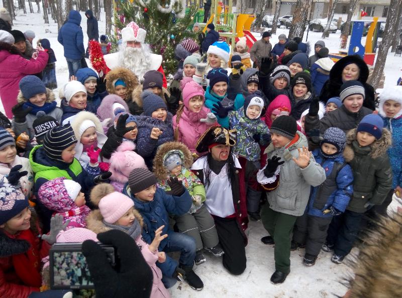 Дед Мороз, Снегурочка, Баба-Яга и Джек Воробей: в Коминтерновском районе Воронежа продолжают праздновать Новый год