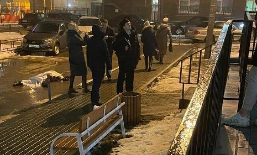 Уголовное дело возбудили следователи по факту падения мужчины с 17-го этажа на коляску с ребенком в Воронеже